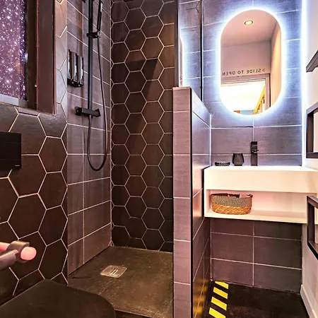 Le Vaisseau Contre L'empire - T1 With Clim & Wifi